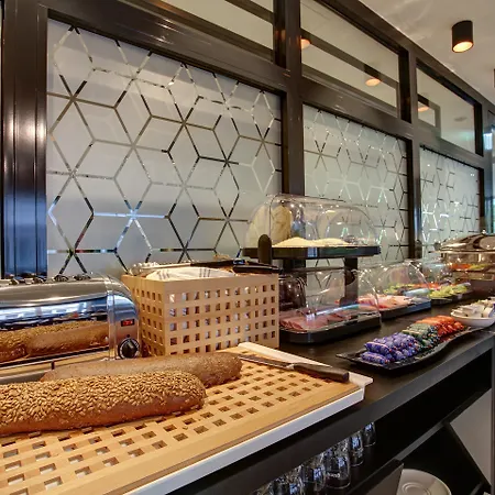 Vienna House Easy By Wyndham Hotel 3*